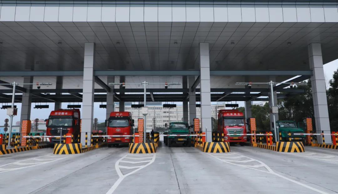 寧波舟山港北一集司西閘口投用 新增13條進(jìn)港車(chē)道