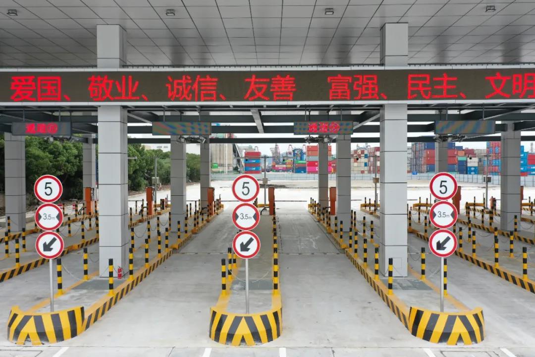 寧波舟山港北一集司西閘口投用 新增13條進(jìn)港車(chē)道