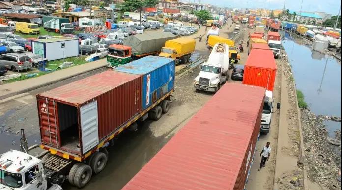 “死亡擁堵”！船舶到港1個(gè)月才能卸貨！一個(gè)貨柜運(yùn)到內(nèi)陸20公里就需花費(fèi)4000美元