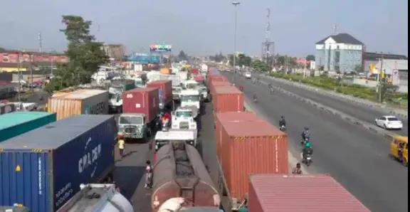 “死亡擁堵”！船舶到港1個(gè)月才能卸貨！一個(gè)貨柜運(yùn)到內(nèi)陸20公里就需花費(fèi)4000美元