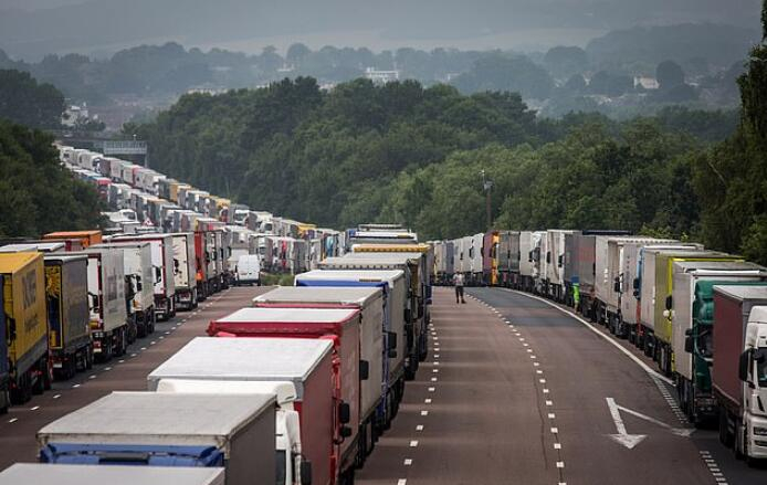 英國疫情“失控”，40多國對(duì)其入境管制，陸路、港口嚴(yán)重?fù)矶拢唐访媾R斷貨危機(jī)