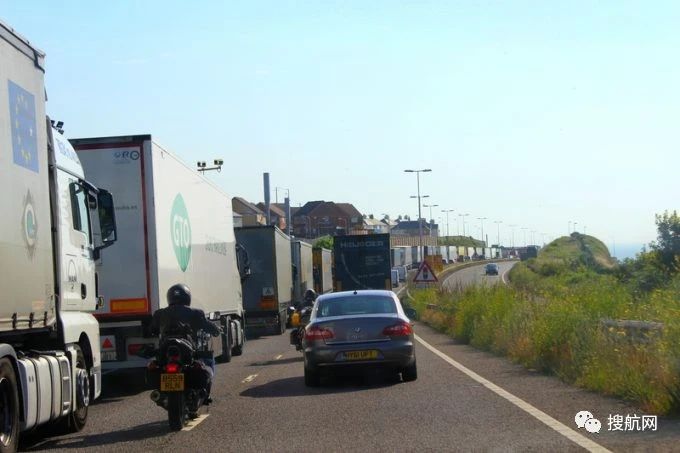 英國成孤島，卡車排隊(duì)數(shù)英里，法國切斷港口聯(lián)系，多國家關(guān)閉與英國的邊境