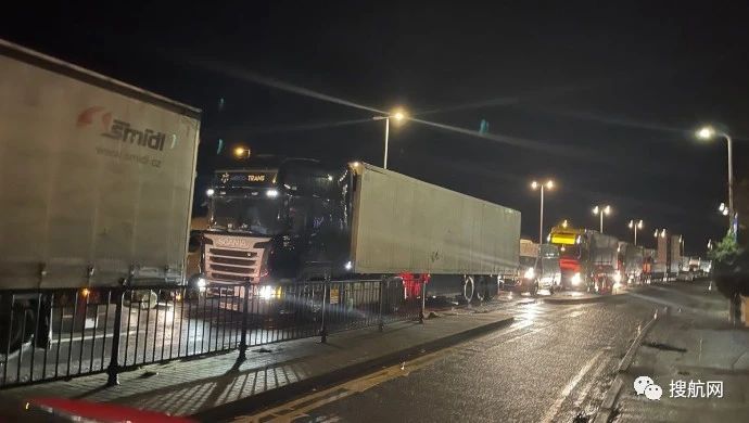 英國成孤島，卡車排隊(duì)數(shù)英里，法國切斷港口聯(lián)系，多國家關(guān)閉與英國的邊境