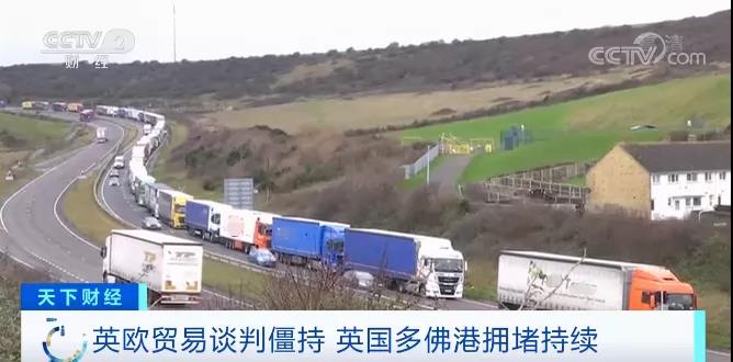 港口嚴(yán)重?fù)矶?，卡?chē)排隊(duì)數(shù)公里！各大船公司取消樞紐港靠泊，港口貨運(yùn)量暴跌！
