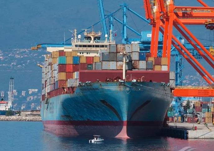 港口嚴(yán)重?fù)矶?，卡?chē)排隊(duì)數(shù)公里！各大船公司取消樞紐港靠泊，港口貨運(yùn)量暴跌！