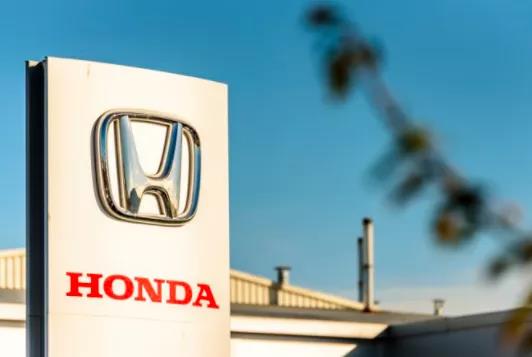 港口嚴(yán)重?fù)矶?，卡?chē)排隊(duì)數(shù)公里！各大船公司取消樞紐港靠泊，港口貨運(yùn)量暴跌！