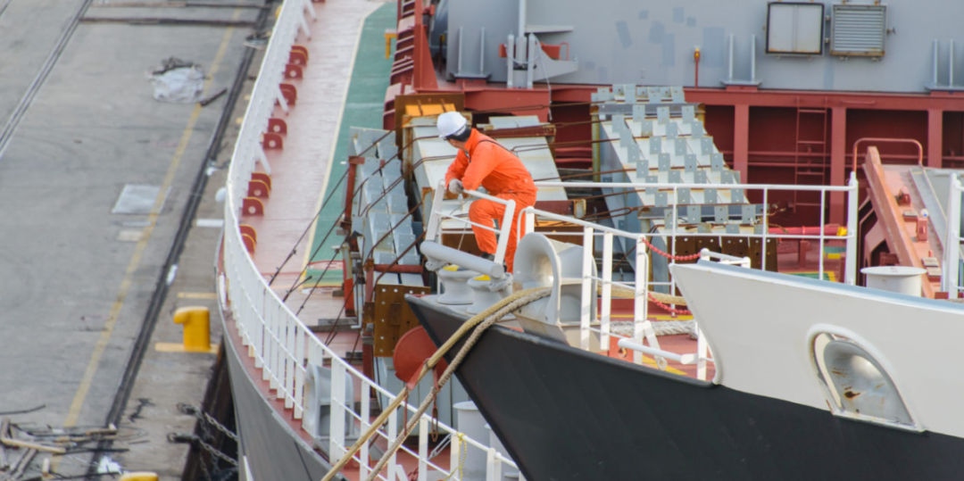 "立正！全體船員漲工資40% !" ... 為留住船員, 該國拼了