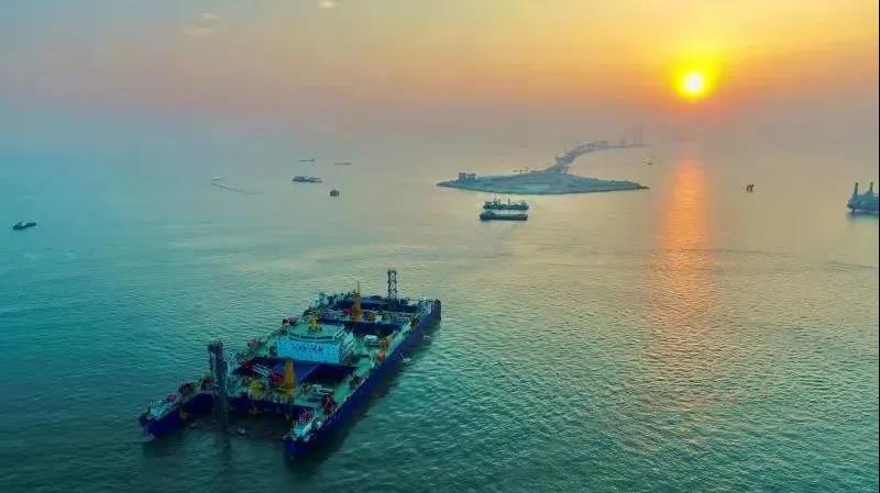 我國跨海通道再創(chuàng)新紀(jì)錄：大連灣與深中通道同日完成關(guān)鍵節(jié)點(diǎn)