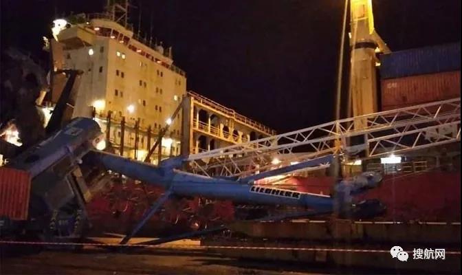 三連撞丨一集裝箱船突發(fā)故障，碰撞兩艘船舶，港口起重機倒塌