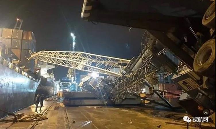 三連撞丨一集裝箱船突發(fā)故障，碰撞兩艘船舶，港口起重機倒塌