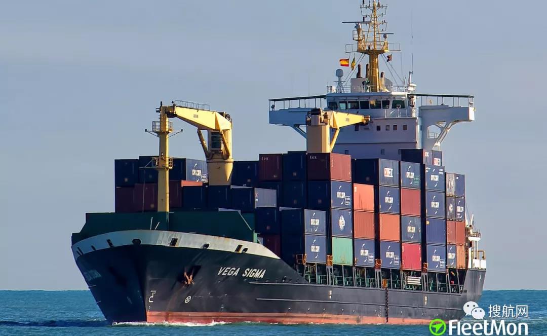 三連撞丨一集裝箱船突發(fā)故障，碰撞兩艘船舶，港口起重機倒塌