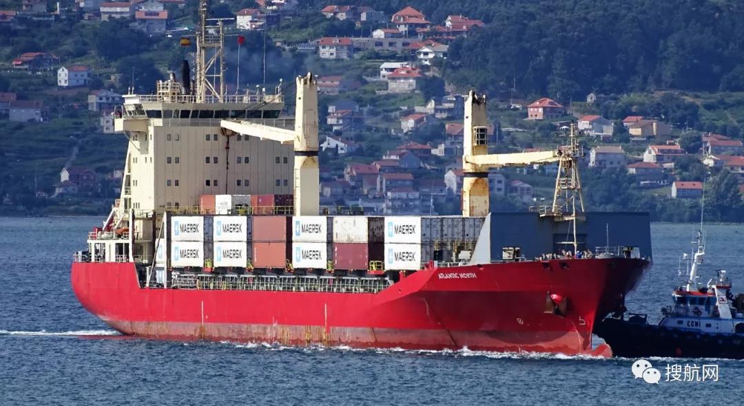 三連撞丨一集裝箱船突發(fā)故障，碰撞兩艘船舶，港口起重機倒塌