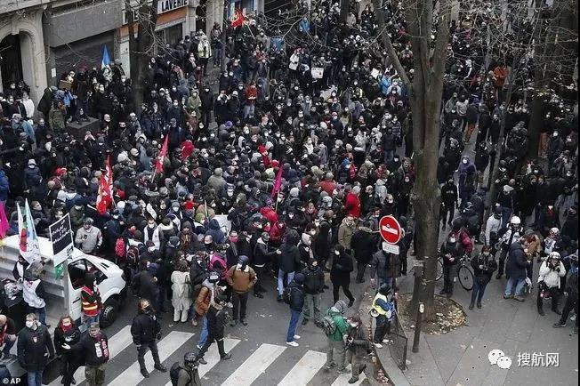 法國(guó)突發(fā)大型暴亂！5萬(wàn)人沖上街頭打砸搶燒，銀行遭洗劫一空，場(chǎng)面混亂