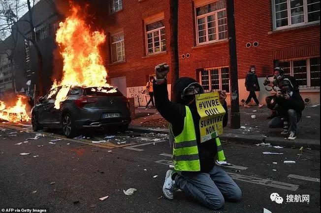 法國(guó)突發(fā)大型暴亂！5萬(wàn)人沖上街頭打砸搶燒，銀行遭洗劫一空，場(chǎng)面混亂