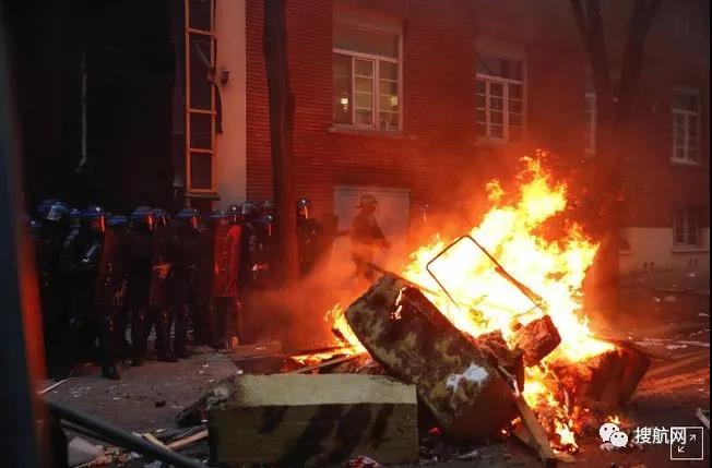 法國(guó)突發(fā)大型暴亂！5萬(wàn)人沖上街頭打砸搶燒，銀行遭洗劫一空，場(chǎng)面混亂