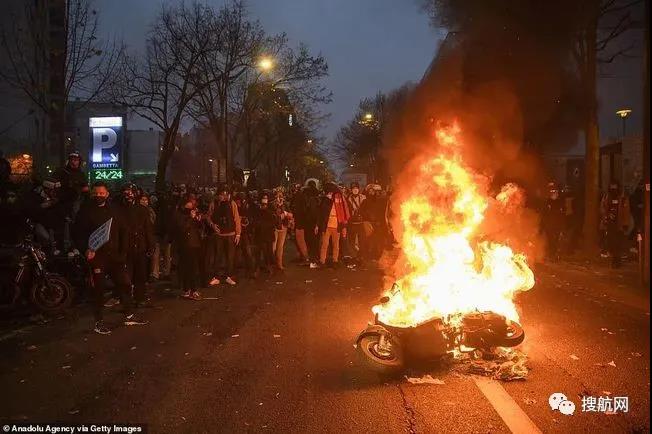 法國(guó)突發(fā)大型暴亂！5萬(wàn)人沖上街頭打砸搶燒，銀行遭洗劫一空，場(chǎng)面混亂