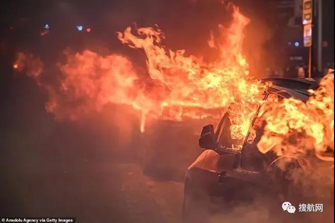 法國(guó)突發(fā)大型暴亂！5萬(wàn)人沖上街頭打砸搶燒，銀行遭洗劫一空，場(chǎng)面混亂