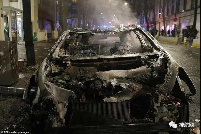 法國(guó)突發(fā)大型暴亂！5萬(wàn)人沖上街頭打砸搶燒，銀行遭洗劫一空，場(chǎng)面混亂