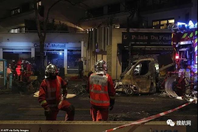 法國(guó)突發(fā)大型暴亂！5萬(wàn)人沖上街頭打砸搶燒，銀行遭洗劫一空，場(chǎng)面混亂