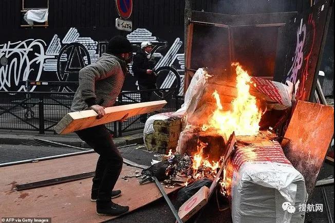 法國(guó)突發(fā)大型暴亂！5萬(wàn)人沖上街頭打砸搶燒，銀行遭洗劫一空，場(chǎng)面混亂