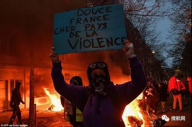 法國(guó)突發(fā)大型暴亂！5萬(wàn)人沖上街頭打砸搶燒，銀行遭洗劫一空，場(chǎng)面混亂