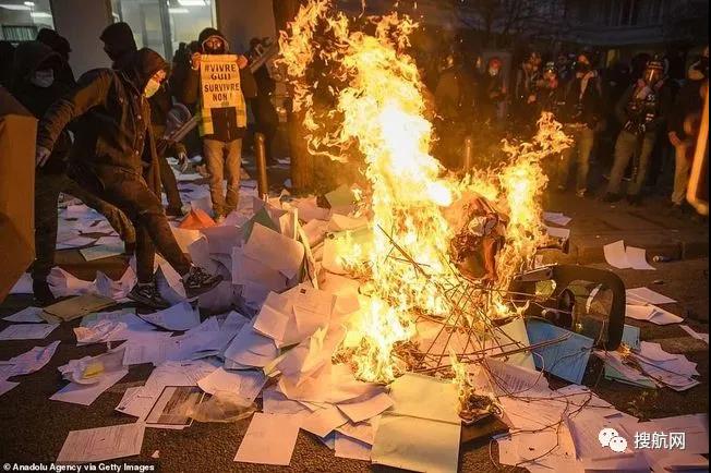 法國(guó)突發(fā)大型暴亂！5萬(wàn)人沖上街頭打砸搶燒，銀行遭洗劫一空，場(chǎng)面混亂