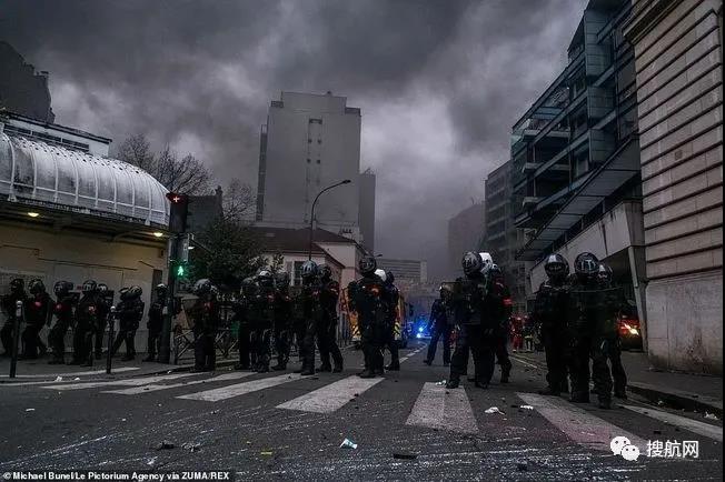 法國(guó)突發(fā)大型暴亂！5萬(wàn)人沖上街頭打砸搶燒，銀行遭洗劫一空，場(chǎng)面混亂