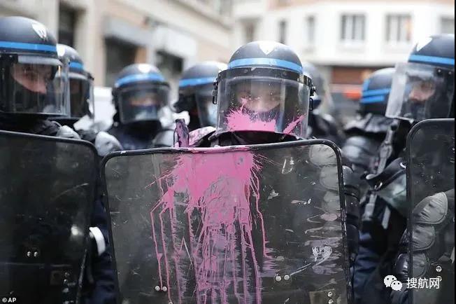 法國(guó)突發(fā)大型暴亂！5萬(wàn)人沖上街頭打砸搶燒，銀行遭洗劫一空，場(chǎng)面混亂