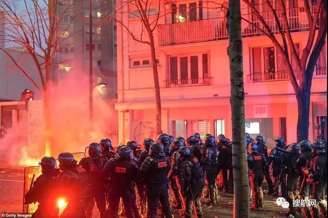 法國(guó)突發(fā)大型暴亂！5萬(wàn)人沖上街頭打砸搶燒，銀行遭洗劫一空，場(chǎng)面混亂