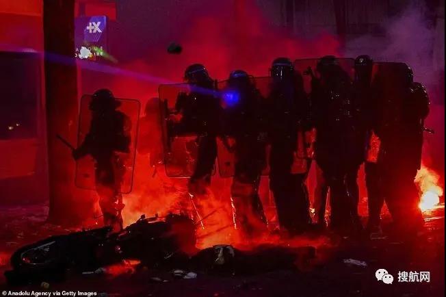 法國(guó)突發(fā)大型暴亂！5萬(wàn)人沖上街頭打砸搶燒，銀行遭洗劫一空，場(chǎng)面混亂