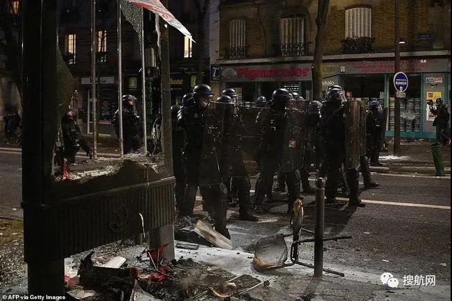 法國(guó)突發(fā)大型暴亂！5萬(wàn)人沖上街頭打砸搶燒，銀行遭洗劫一空，場(chǎng)面混亂