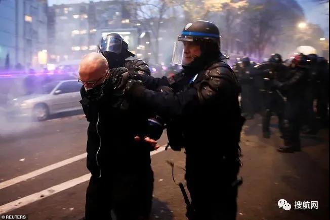 法國(guó)突發(fā)大型暴亂！5萬(wàn)人沖上街頭打砸搶燒，銀行遭洗劫一空，場(chǎng)面混亂