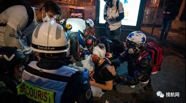 法國(guó)突發(fā)大型暴亂！5萬(wàn)人沖上街頭打砸搶燒，銀行遭洗劫一空，場(chǎng)面混亂