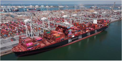 赫伯羅特超大型集裝箱船在蘇伊士運(yùn)河擱淺，運(yùn)河通航受阻