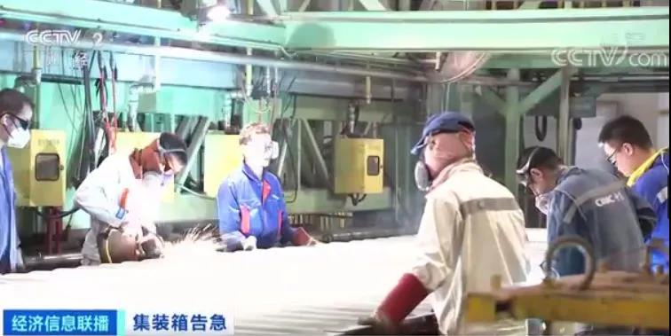 緊缺！拖車司機碼頭排隊領(lǐng)集裝箱 訂單排到明年3月