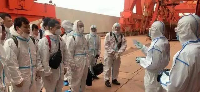 首次！40萬噸級(jí)礦石船入境?？繜熍_(tái)進(jìn)行人員輪換