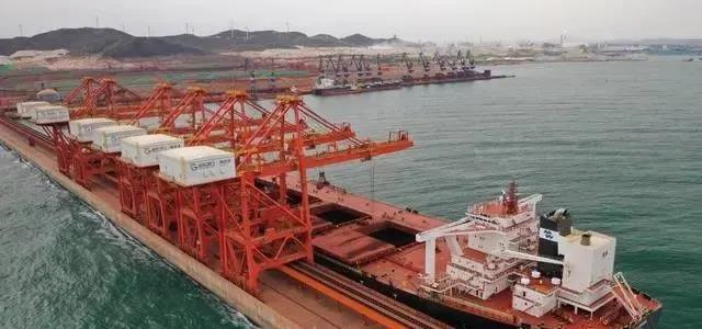 首次！40萬噸級(jí)礦石船入境?？繜熍_(tái)進(jìn)行人員輪換